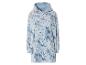 Een blauwe hoodie met tie-dye print.