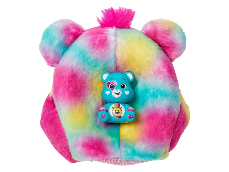 Kleurrijk pluche kussen met een blauw beertje.