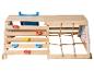Structure d'escalade en bois avec toboggan, prises colorées et filet de corde.
