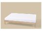 Cadre de lit en bois avec matelas blanc sur fond beige