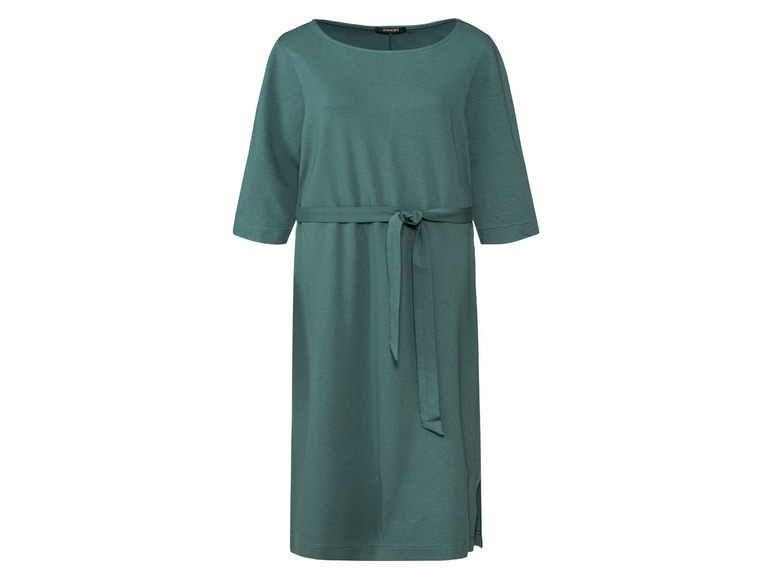 Een groene maxi-jurk met lange mouwen en een ceintuur.