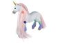 Une figurine de licorne rose avec une longue crinière et une queue.