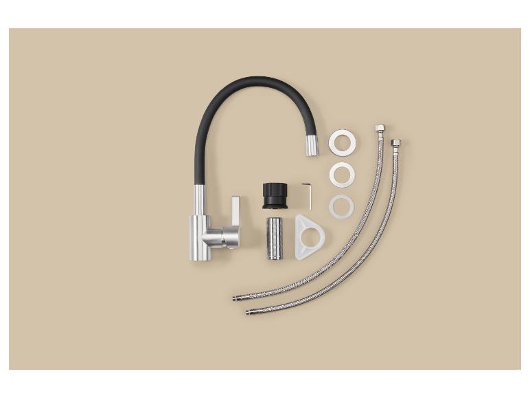 Robinet de cuisine démonté avec tuyau noir, raccords et tuyaux de raccordement.