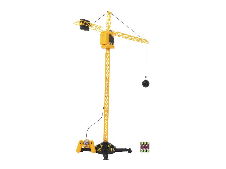 Une grue jouet jaune avec une télécommande et des piles.