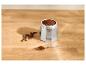 Cafetière moka avec café moulu, grains de café et cuillère sur une table en bois.