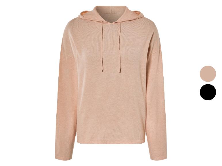 Un sweat à capuche rose à manches longues.