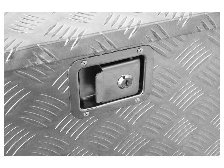 Metalen doos met diamantpatroon en slot.