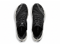 Een paar zwarte sportschoenen met witte zolen en grijze accenten, van bovenaf gezien.