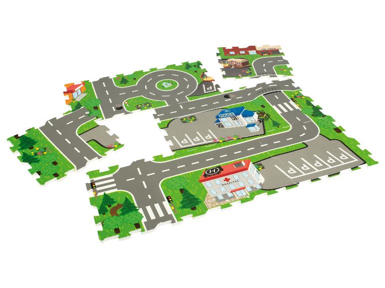 Un tapis de jeu avec des routes, un commissariat de police, un hôpital et une caserne de pompiers.