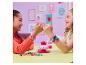 Deux filles font des bracelets colorés avec une machine et des perles.