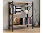 Een houten boekenplank met zwarte metalen poten, gevuld met boeken en decoratie.
