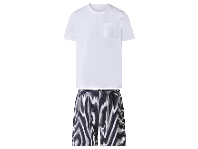 T-shirt blanc à manches courtes et short rayé bleu foncé.