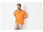 Lachende man in een oranje polo shirt en grijze shorts.