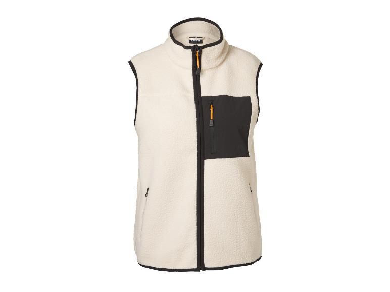 Gilet polaire crème avec fermeture éclair et poches noires.