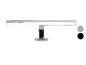 Chromen LED wandlamp met horizontale lichtbalk en centrale bevestiging.