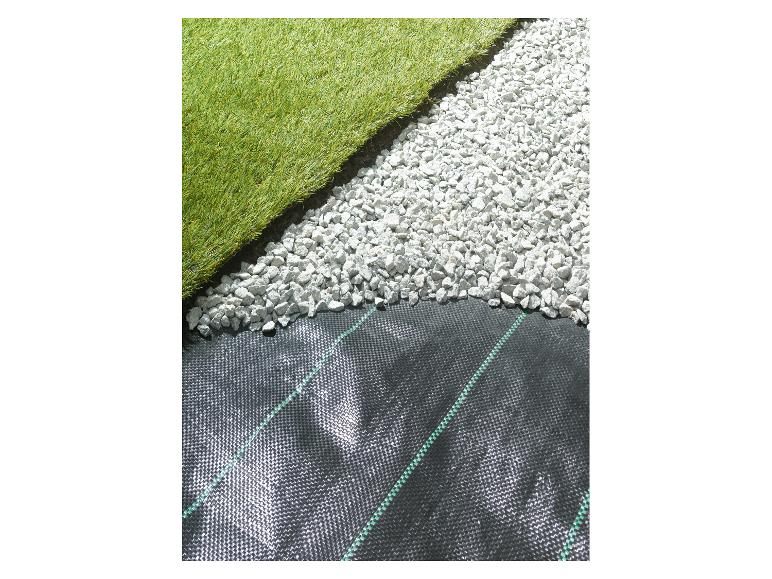 Kunstgras, witte kiezels en zwart antiworteldoek.