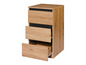 Een houten dressoir met drie laden, waarvan er één open is.