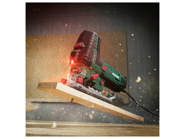 Een groene Parkside PSTK 800 F4 decoupeerzaag die hout zaagt.