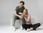 Een man en een vrouw dragen casual kleding en witte sneakers.