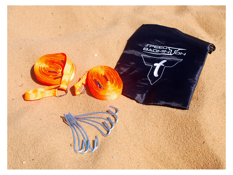 Un set de badminton de plage avec des cordons orange, des crochets en métal et un sac Speed Badminton.