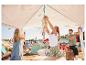 Boho decoraties, kleding en tenten op een festival.