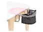 Une assiette rose pour bébé et une chaise grise pour bébé fixées à une table en bois.