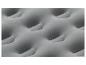 Matelas gonflable gris avec un motif ondulé.