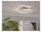 Luminaire moderne de plafond LED carré dans un intérieur clair.