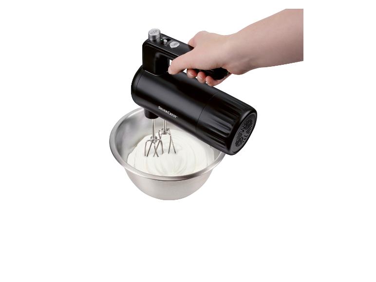 SilverCrest handmixer klopt slagroom in een roestvrijstalen kom.