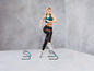 Een vrouw springt over trainingshurdles tijdens een workout.