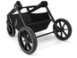 Een zwarte kinderwagen met grote wielen en een opbergmand.