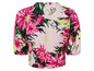 Een roze blouse met bloemenprint.