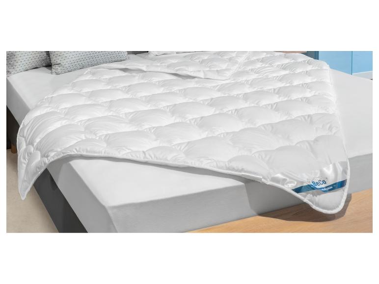 Wit BeCo dekbed met kussens op een bed.