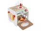 Houten speelgoedkeuken met kookaccessoires.