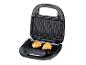 Open elektrische grill met twee stukken gegrilde kip.