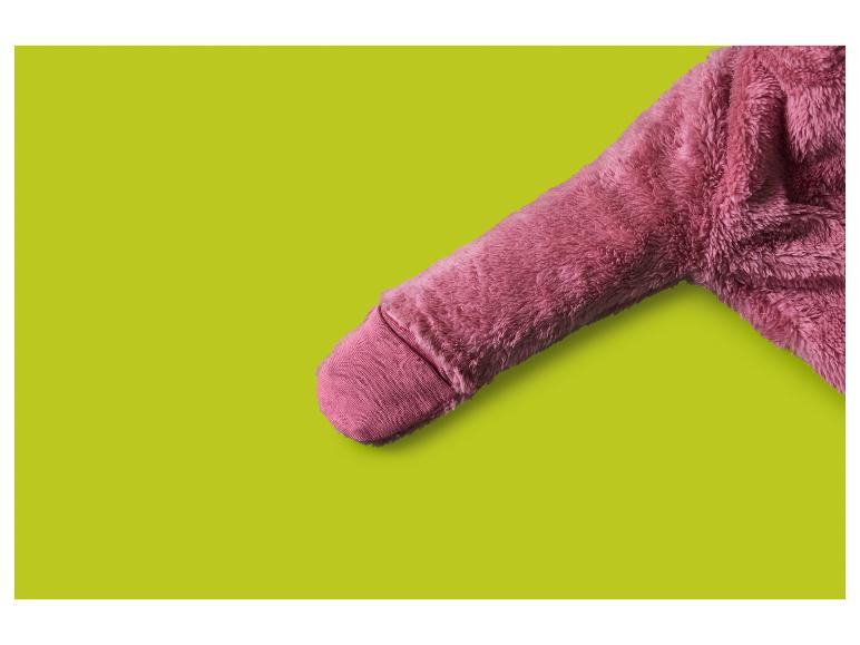 Roze pluizige mouw van een badjas of pyjama op een limoengroene achtergrond.