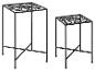 Twee zwarte metalen plantenstandaards met decoratieve patronen bovenaan.