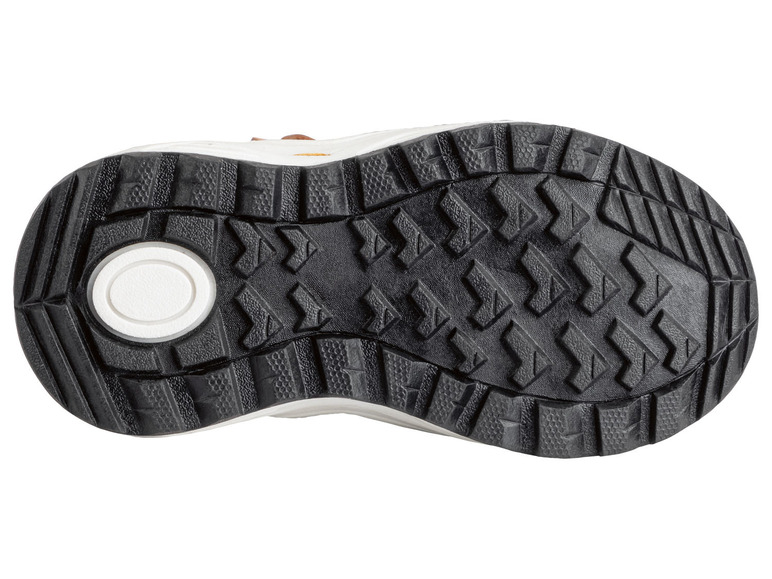De zool van een witte sneaker met een grof profiel.