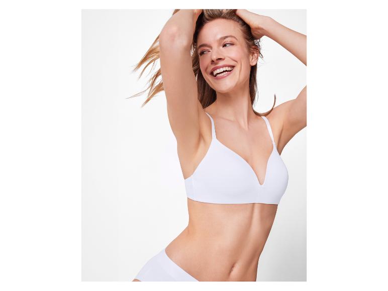 Femme souriante en soutien-gorge et culotte blancs.
