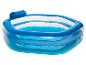 Piscine gonflable bleue et blanche avec appui-tête.