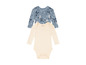 Twee baby rompers met lange mouwen, een effen crèmekleurige en een met dierenprint.