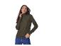 Vrouw in een donkergroene coltrui met knopen op de mouwen en een blauwe jeans.