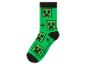 Chaussettes vertes avec motifs pixelisés noirs et bords noirs.