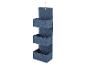 Wandorganizer met drie blauwe gevlochten mandjes.