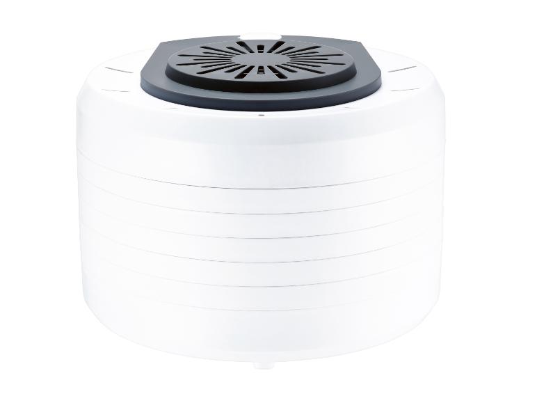 Witte voedseldehydrator met meerdere lagen.