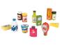 Une collection d'aliments jouets en bois, incluant lait, beurre, sauces et pâtes.