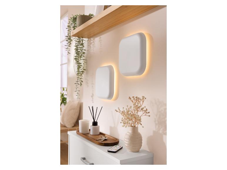 Deux appliques murales LED rechargeables LIVARNO® éclairant une entrée chaleureuse.