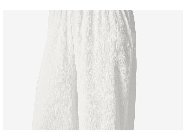 Pantalon blanc ample en tissu texturé.