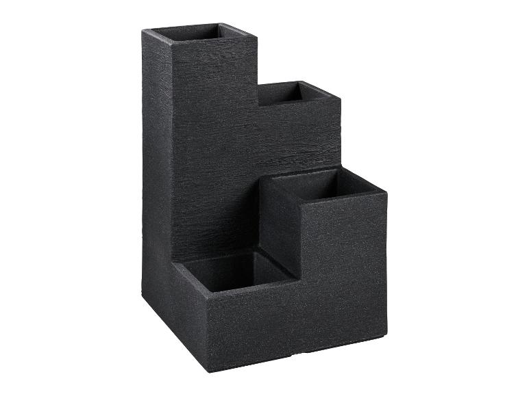 Organisateur de bureau noir à trois compartiments, design étagé et surface texturée.