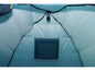 Een blauwe tent met een raam en een hanglamp.